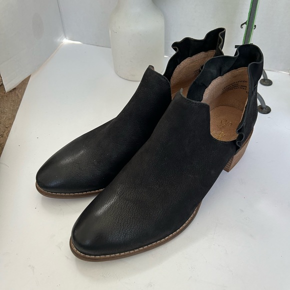 NWOT! Seychelles Black Leather Snare Ruffled Booties. Size 10 - Picture 2 of 11